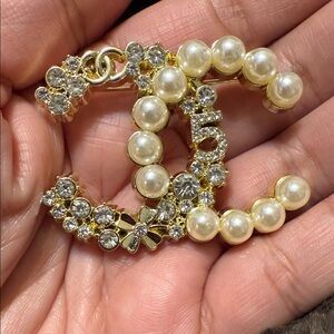 Elegant Gold and Pearl Brooch